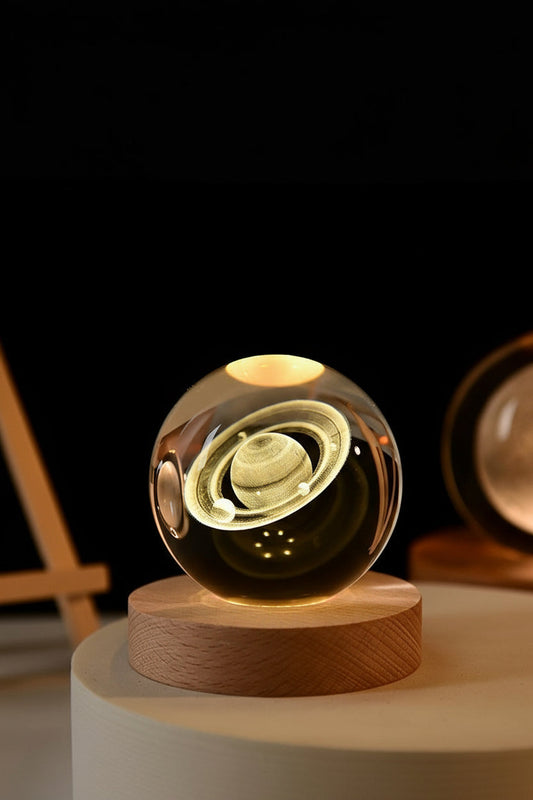 Boule de Cristal Lumineuse : Lumière d’Ambiance Unique avec Projection Éclatante AstralLuminance